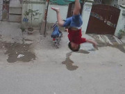 گھرکی دوسری منزل سےگرنے کےباوجود کمسن بچہ معجزانہ طور پر محفوظ