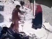 راولپنڈی میں خاتون سے ڈکیتی کی سنگین واردات انگھوٹیاں اور کانوں سے بالیاں نوچ کر فرار