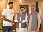 چیئرمین سینیٹ کی جانب سے ارشد ندیم کو دس لاکھ روپے کا انعام