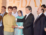 بحریہ ٹائون کے تحت 178 شہدا کے لواحقین میں چیک کی تقسیم  