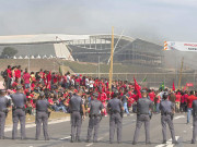 برازیل میں مظاہرین نے ورلڈ کپ وینیوز کے باہر ڈیرے ڈال دیے