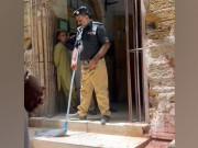 خود رپورٹ جمع نہ کروانے پر تفتیشی افسر کو احاطہ عدالت میں پونچھا لگانے کی سزا