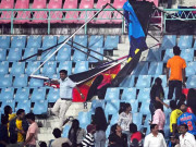 ورلڈکپ میچ کے دوران ہورڈنگز اسٹینڈز میں گرپڑے ویڈیو وائرل