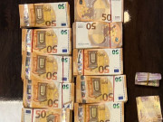 پشاور میں رکشا سے ہزاروں ڈالر اور یورو  برآمد