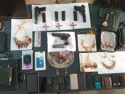 سرکاری اہل کار بن کر ڈکیتیاں کرنے والے گروہ کے 2 ارکان گرفتار