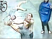 دوسری منزل سے گرنیوالے بچے کو نیچے کھڑے شخص نے کیچ کرلیا