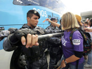 برازیل میں ورلڈ کپ مخالفین نے اپنی ہی ٹیم کو گھیر لیا 