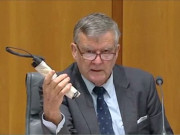 آسٹریلوی سینیٹربل ہیفرنین ’’بم‘‘  لے کرپارلیمنٹ پہنچ گئے 