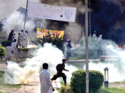 پشاور میں بھی مظاہرین کا دھاوا امریکی قونصل خانوں میں کام بند 