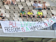 پرتھ ٹیسٹ فلسطین کے حق میں بینر لہرانے والے تماشائیوں کو میدان سے باہر نکال دیا