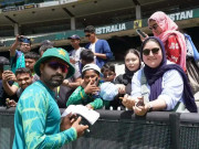 خاتون پرستار نے بابر اعظم سے ہیٹ مانگ لیا