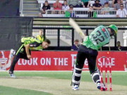 بگ بیش زمان 3 وکٹیں اڑاکرمیچ کے ہیرو میکسویل کوبھی بولڈ کیا