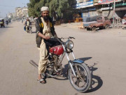 معاشی حالات سے تنگ شخص نے موٹرسائیکل کو سائیکل بنا دیا