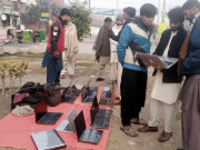 لاہور میں لیپ ٹاپ اتوار بازار میں بِکنے لگے