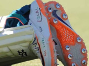 غزہ کے بچوں کی امداد کیلیے عثمان خواجہ کا اپنا جوتے نیلام کرنیکا اعلان