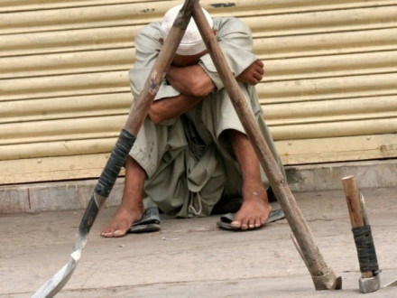 ہڑتال میں روز کی دیہاڑی والے کیا کرتے ہونگے؟ وہ آخر کس طرح اپنے بچوں کا پیٹ پالتے ہونگے؟ جو لوگ مالدار ہیں یا پھر متوسط طبقے سے تعلق رکھتے ہیں وہ تو گھر میں اشیا ضرورت کو جمع بھی کرسکتے ہیں لیکن روزانہ کی دیہاڑی والا تو یہ بھی نہیں کرسکتا۔ فوٹو: فائل