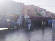 کراچی میں کوکنگ آئل سے بھرا ٹینکرالٹنے سے ہزاروں لیٹرتیل سڑک پربہہ گیا