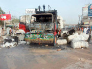 کراچیفائرنگ سے کاروباربند روئی سے بھراٹرک نذر آتش