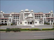 کفایت شعاری کی نفی وزیراعظم آفس کے افسران کیلیے 4 اضافی تنخواہوں کی منظوری