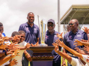 ورلڈ کپ ٹرافی سابق اسٹارز کے جھرمٹ میں پہنچ گئی