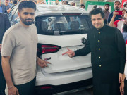 پشاور زلمی کے مالک جاوید آفریدی نے بابر اعظم کو گاڑی دینے کا وعدہ پورا کردیا