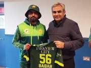 کامیاب کپتان بننے پر بابراعظم کو چیئرمین کی جانب سے شرٹ کا تحفہ