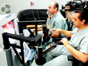 منفرد سرجن جو سیکڑوں میل دور بیٹھ کر آپریشن کرتا ہے