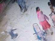 کراچی کھلے مین ہول میں گرنے والی بچی کو بچا لیا گیا