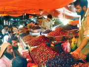 کھجور کی قیمت میں کمی کے باوجود دکاندار مہنگی فروخت کرنے لگے