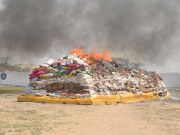 کسٹم نے 4 ارب 44 کروڑ روپے کی اسمگل شدہ اشیا اور منشیات نذر آتش کردیں