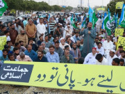 کراچی میں پانی بحران کے خلاف جماعت اسلامی کا شاہراہ فیصل پر دھرنا