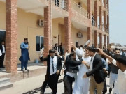 عمران خان دورانِ عدت نکاح  کیس کی سماعت میں خاور مانیکا پر تشدد؛ وکلا کو گرفتار کرکے پیش کرنے کا حکم