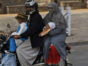 موٹرسائیکل کے پہیے میں برقع پھنسنے سے لڑکی ہلاک