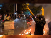 کراچی میں تاریخ کی گرم ترین رات میں بدترین لوڈشیڈنگ احتجاجی شہریوں پر پولیس ٹوٹ پڑی