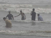 گرمی اور لوڈشیڈنگ کراچی کے شہریوں نے سمندر میں نہانے کی پابندی ہوا میں اڑا دی