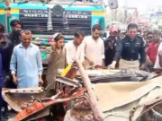 کراچی  تیزرفتار ڈمپر نے ٹیکسی  کو روند ڈالا ڈرائیور اور خاتون جاں بحق