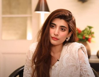 اداکارہ عروہ کا ’حسین‘ کو ’ہوکین‘ لکھنے پر مفتی کا موقف وائرل