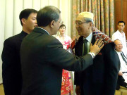 شمالی کوریا  جہاں فوجی افسران اور عوام ایک ساتھ بیٹھے تھے