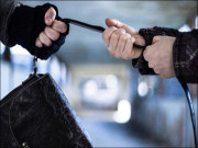 کراچی میں گلی سے گزرتی لڑکیوں سے واردات ملزم پرس چھین کر فرار
