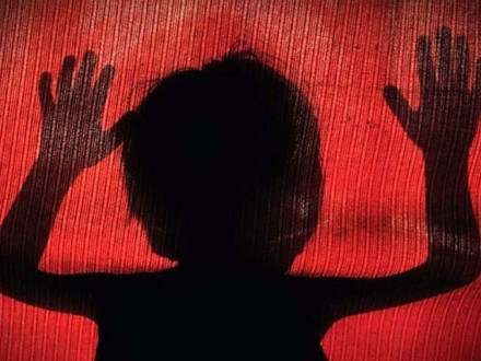  برہنہ ویڈیو بناکربلیک میلنگ،2 لاکھ ہتھیالیےگئے،آئی فون نہ دینےپر ویڈیو وائرل، بچے کی خودکشی کی کوشش