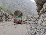 گلگت بلتستان: چلاس میں خوفناک لینڈ سلائیڈنگ، کئی گاڑیاں زد میں آگئیں، متعدد افراد دب گئے