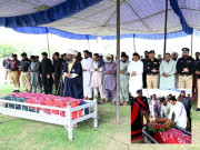 کراچی شہید پولیس اہلکار کی نماز جنازہ ادا صوبائی وزیر داخلہ کی ورثا سے ملاقات