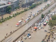 انتظامیہ کی نااہلی کے باعث کراچی میں معمولی بارش بھی شہریوں کیلئے عذاب بن گئی