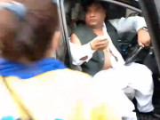 پنجاب اسمبلی کے باہر پی ٹی آئی کی خاتون ورکر کا لیگی رہنما پر تشدد کپڑے پھاڑ دیے
