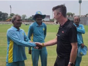 چیف کیوریٹر ہیمنگ کی کراچی آمد مقامی گراؤنڈ اسٹاف سے تبادلہ خیال