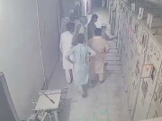 پشاور میں لوڈ شیڈنگ سے تنگ شہریوں کا گرڈ اسیٹیشن پر دھاوا فیڈز کھلوا دیے