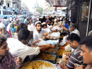 سموسے پکوڑے جلیبی دہی بھلے کی فروخت میں 300 فیصد اضافہ 