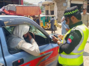 پشاور:  ٹریفک اہلکاروں کی محنت کش کو گاڑی کیساتھ لٹکا کرلے جانے کی ویڈیو وائرل