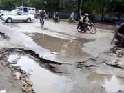 حالیہ بارشوں کے بعد کراچی کی مرکزی اور علاقائی شاہراہیں ٹوٹ پھوٹ کا شکار
