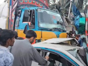 کراچی تیزرفتار ٹرک نے کار موٹرسائیکلیں روند ڈالیں 2 افراد جاں بحق 5 زخمی